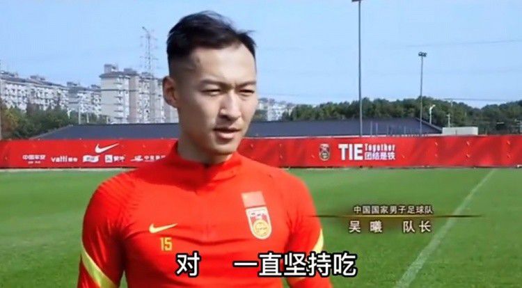 1934年，江西中心苏区第五次反“围歼”掉败。为保留实力，中心赤军被迫进行计谋转移。颠末艰辛的战役，赤军冲破了国平易近党戎行的三道防地，兵临湘江。仇敌操纵天险加重军力，设下第四道防地，赤军处境邪恶。那时的最高带领焦点三人小组之一李德是共产国际派来的军事参谋。他掉臂敌我两边气力的差异，一味要赤军正面迎敌死拼。毛泽东在没有兵权、没有带领地位的环境下，阐发了当前情势，提出避实就虚，甩失落仇敌主力，到敌气力亏弱的贵州往，获得政治局大都成员的附和。 1935年1月中共中心在贵州遵义召开了政治局扩年夜会议，竣事了党内“左